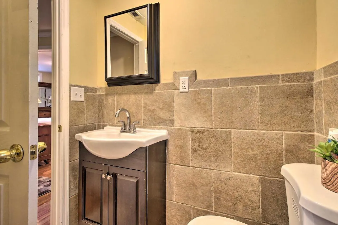 Updated Savannah Hideaway With Luxury Backyard! Holiday home